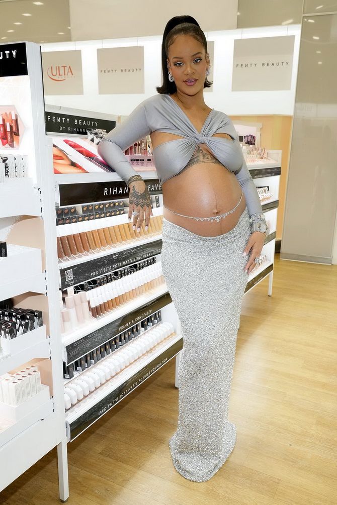 Daring and outrageous: what were the pregnant images of the singer Rihanna 12