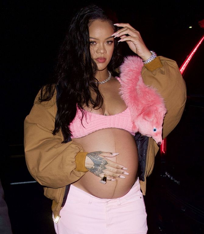 Daring and outrageous: what were the pregnant images of the singer Rihanna 7