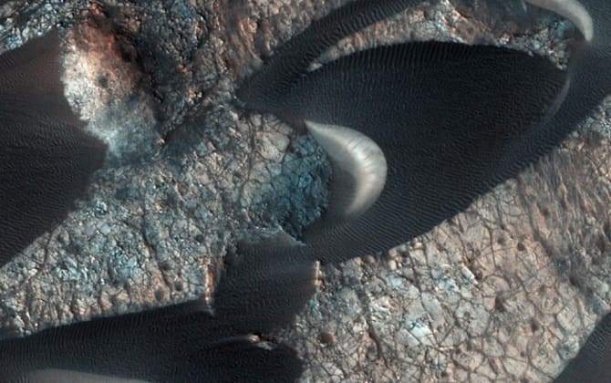 NASA spacecraft took a photo of the outrageous dunes on Mars 2