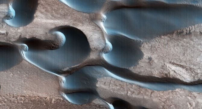 NASA spacecraft took a photo of the outrageous dunes on Mars 1