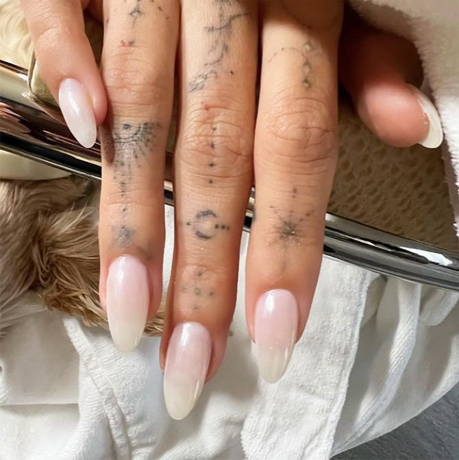 Milk manicure: a timeless trend in 2022 20