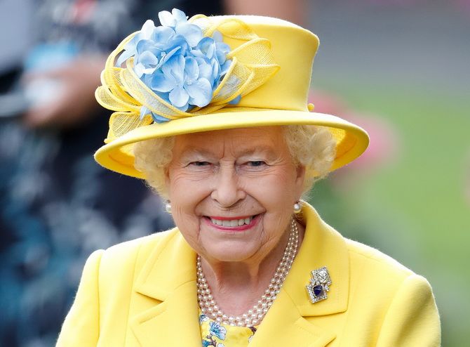 Икона моды на века: самые знаковые наряды королевы Елизаветы II 24