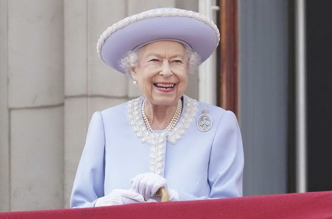 Икона моды на века: самые знаковые наряды королевы Елизаветы II 26