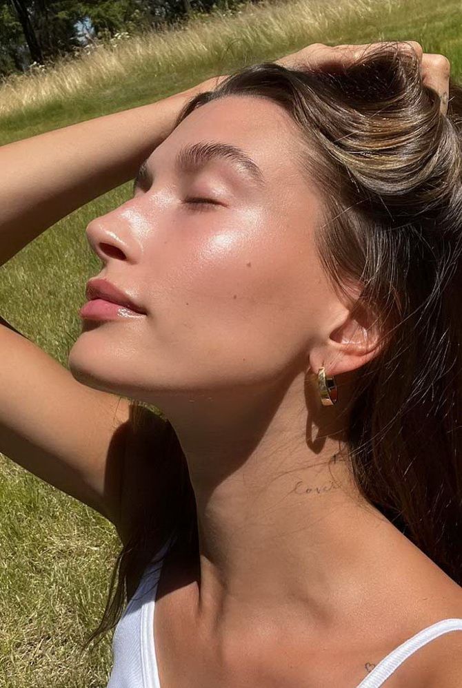 Glazed Skin: новый тренд в уходе за кожей лица от Хейли Бибер 1