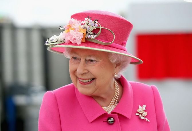 Икона моды на века: самые знаковые наряды королевы Елизаветы II 25