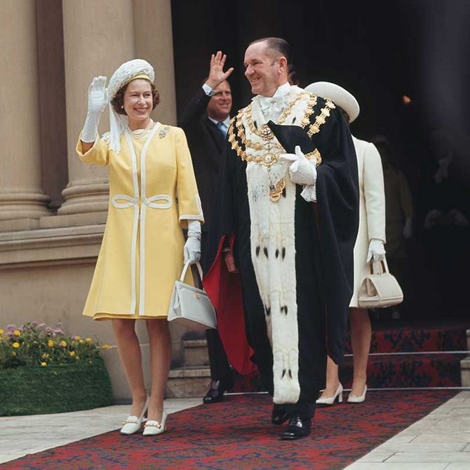 Икона моды на века: самые знаковые наряды королевы Елизаветы II 14