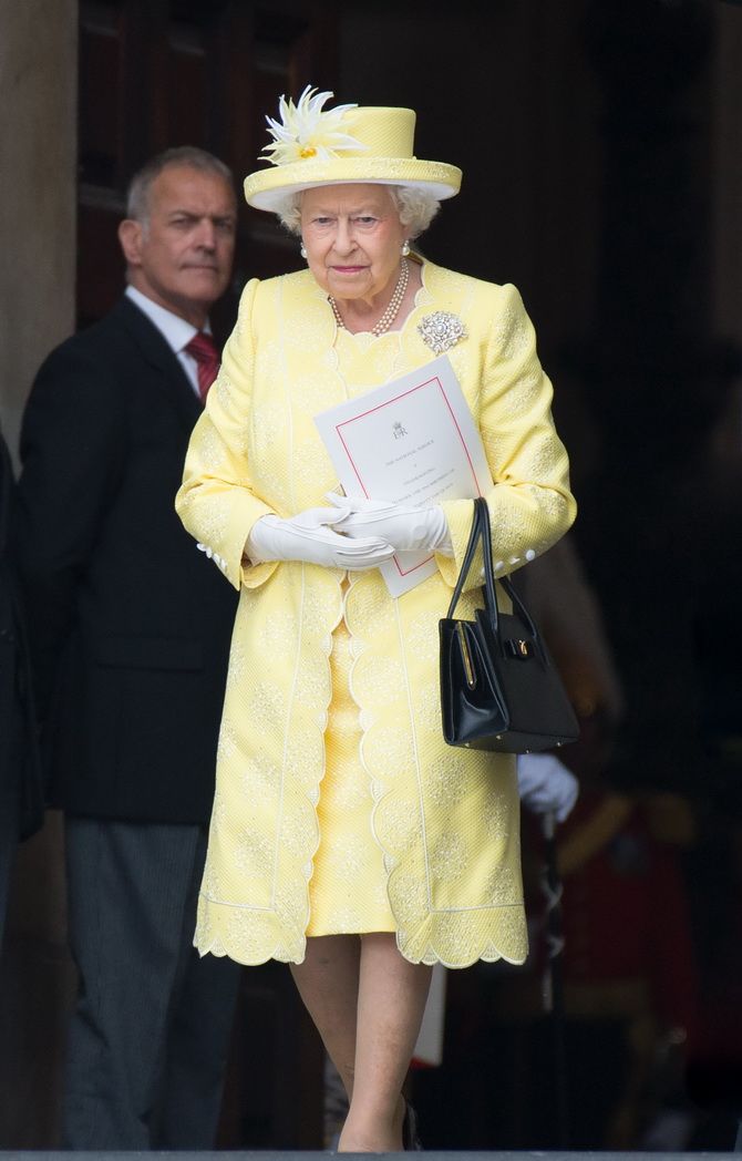 Икона моды на века: самые знаковые наряды королевы Елизаветы II 16
