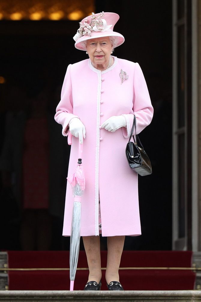 Икона моды на века: самые знаковые наряды королевы Елизаветы II 18