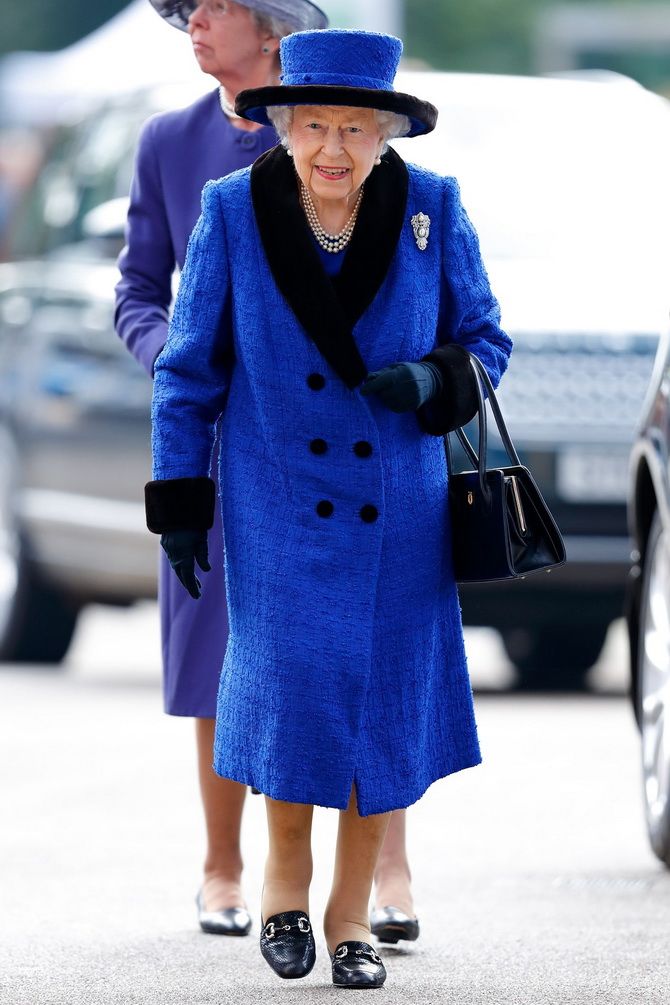 Икона моды на века: самые знаковые наряды королевы Елизаветы II 19