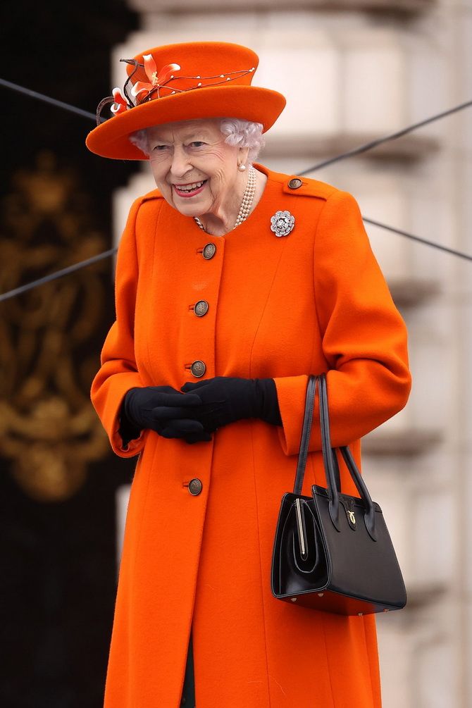 Икона моды на века: самые знаковые наряды королевы Елизаветы II 20