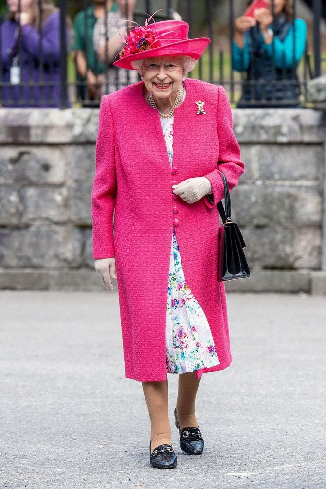 Икона моды на века: самые знаковые наряды королевы Елизаветы II 22