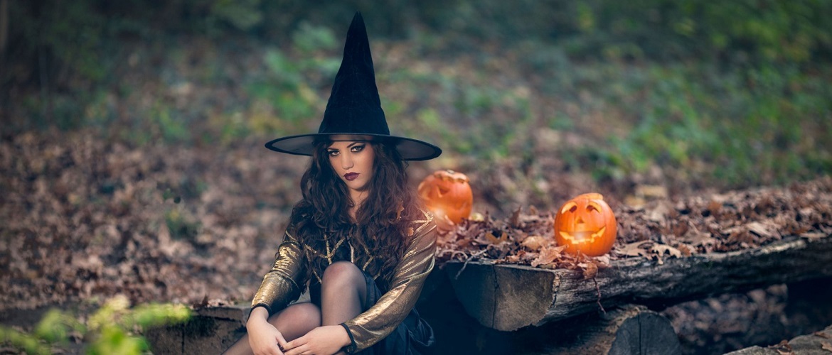 The image of a witch for Halloween: photo ideas for makeup and costumes