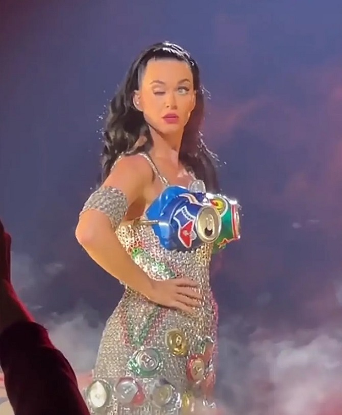 Katy Perry erklärt, warum sie bei einem Konzert in Las Vegas ihr Auge geschlossen hat 1