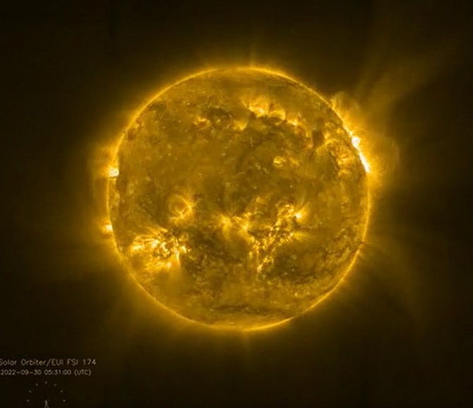 The Solar Orbiter approached the Sun and showed what a star looks like up close 2