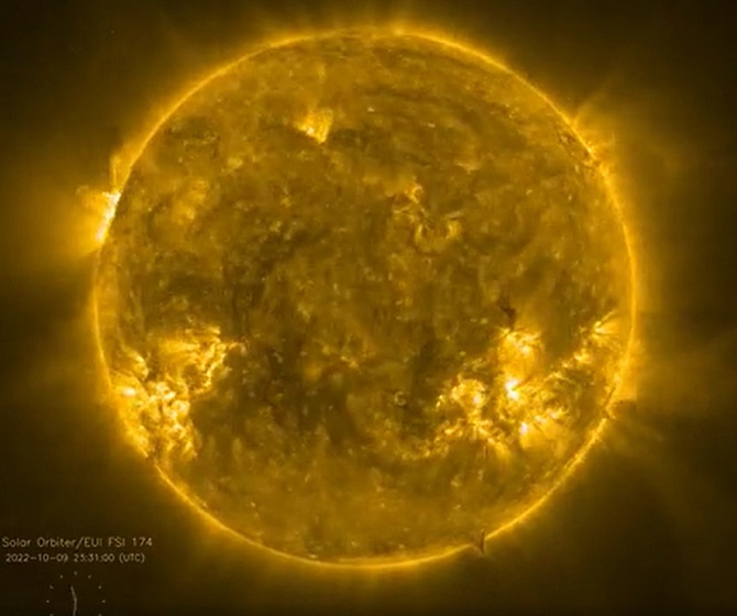 The Solar Orbiter approached the Sun and showed what a star looks like up close 3