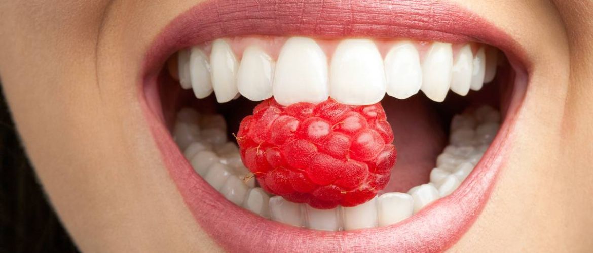 5 продуктів, які природним чином відбілюють зуби
