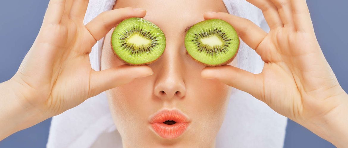 Strahlendes Gesicht: 4 Vorteile von Kiwi für die Hautpflege