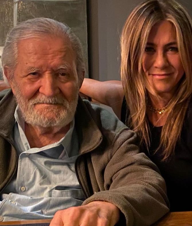 Jennifer Aniston gibt den Tod von John Anistons Vater bekannt 3