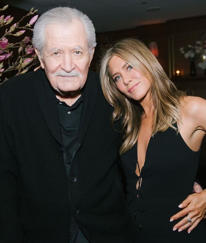 Jennifer Aniston announces the death of John Aniston’s father 4