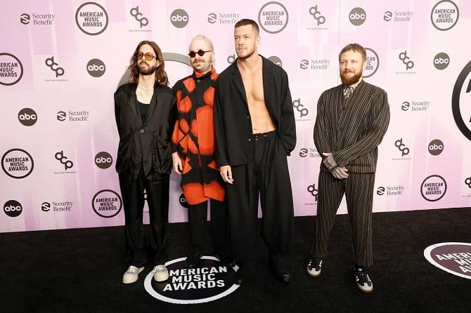 American Music Awards 2022: лучшие образы звезд на красной дорожке 7