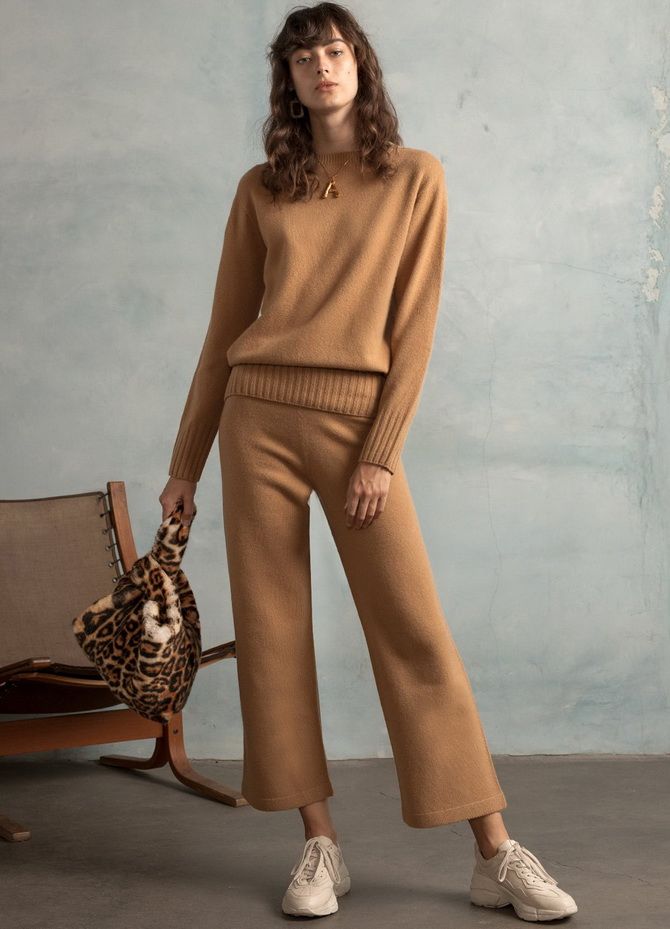 Fashionable and warm: how to wear ribbed knit trousers 8