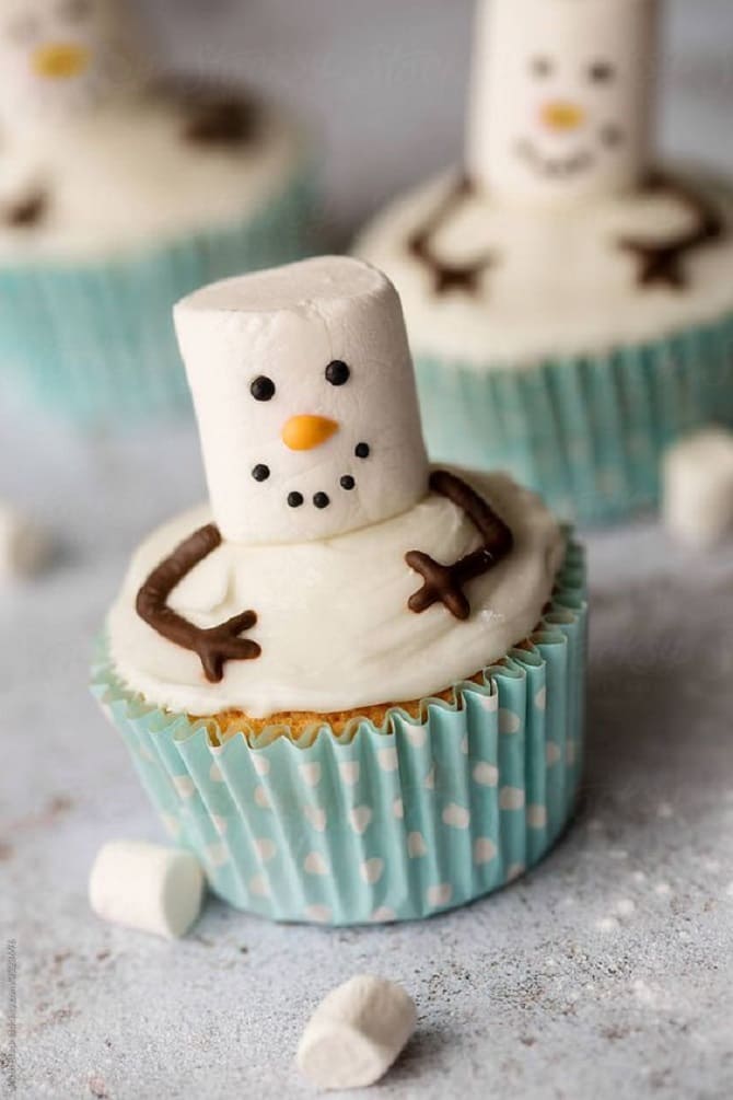 How to decorate cupcakes for the New Year with your own hands 8