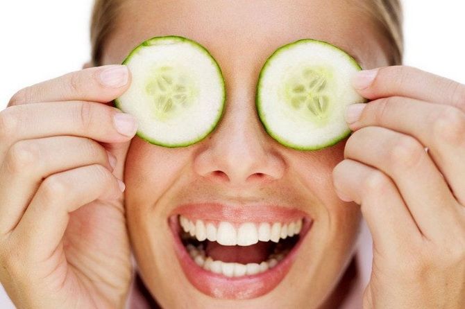 Cucumber on the eyes – an inexpensive beauty product for a fresh look 1