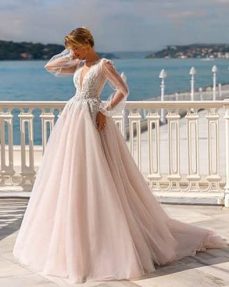 Fashionable wedding dresses 2023: the main trends of the season 20