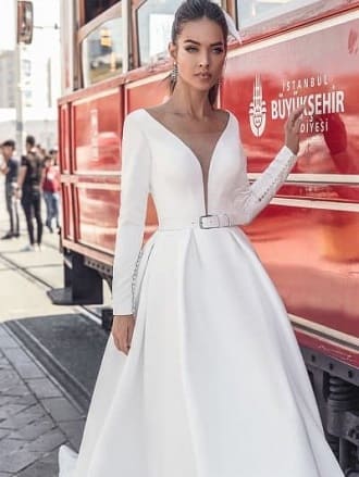 Fashionable wedding dresses 2023: the main trends of the season 27