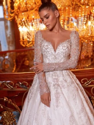 Fashionable wedding dresses 2023: the main trends of the season 28