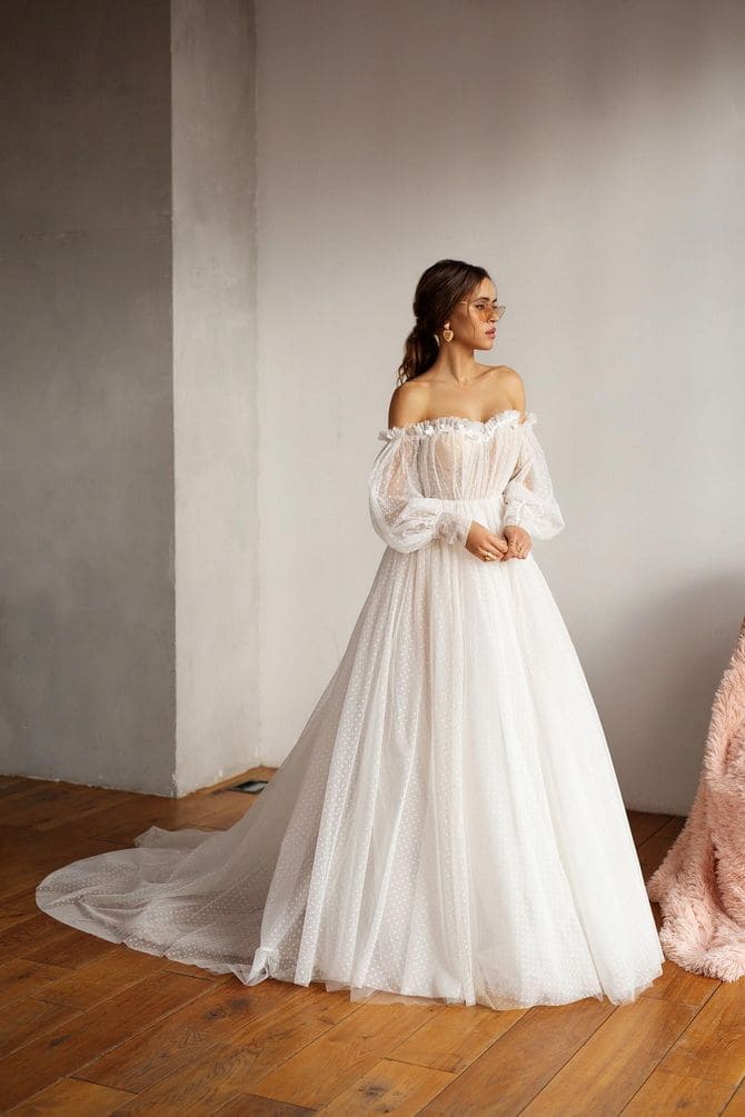 Fashionable wedding dresses 2023: the main trends of the season 45