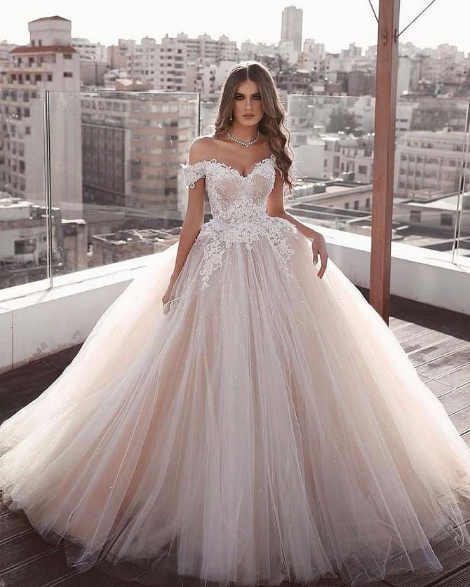 Fashionable wedding dresses 2023: the main trends of the season 48