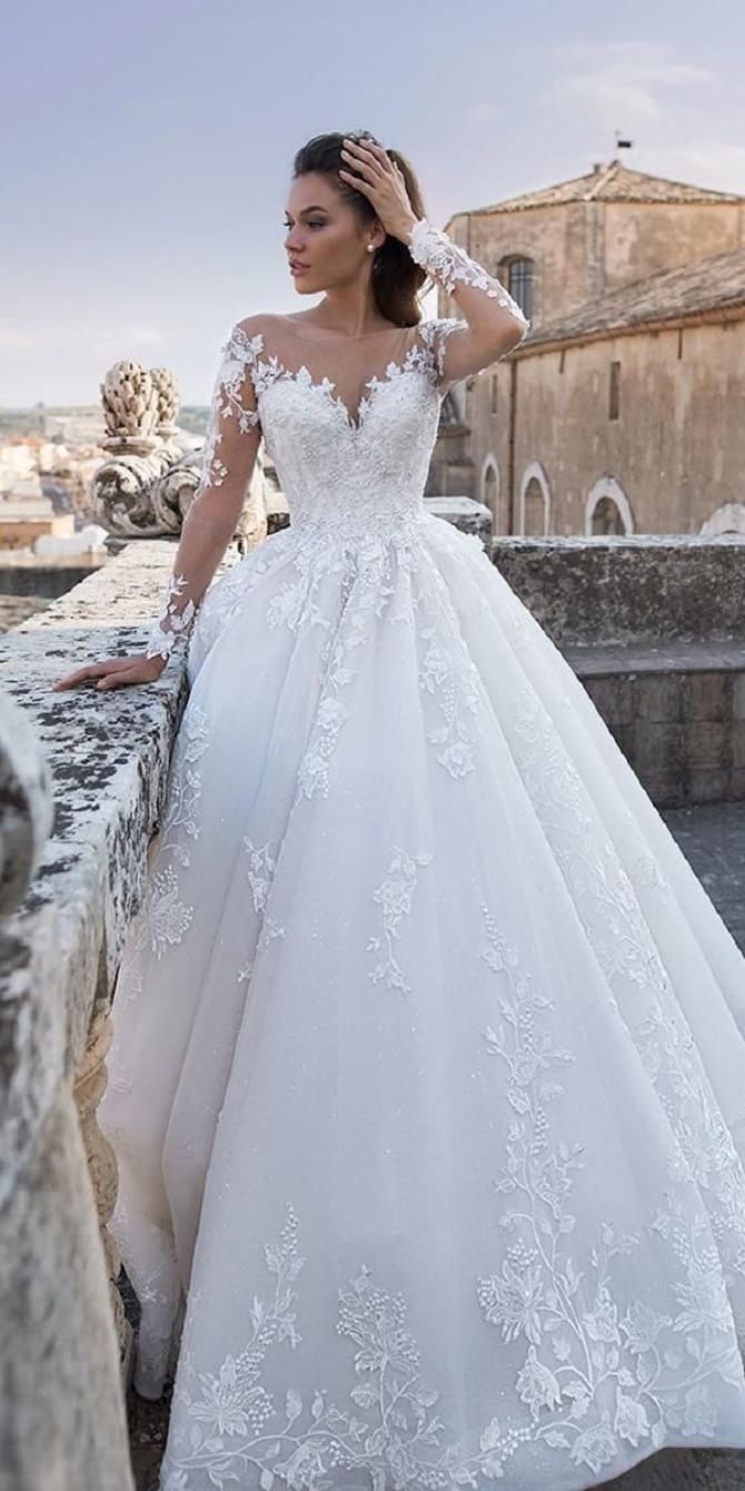 Fashionable wedding dresses 2023: the main trends of the season 50