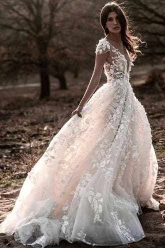 Fashionable wedding dresses 2023: the main trends of the season 6