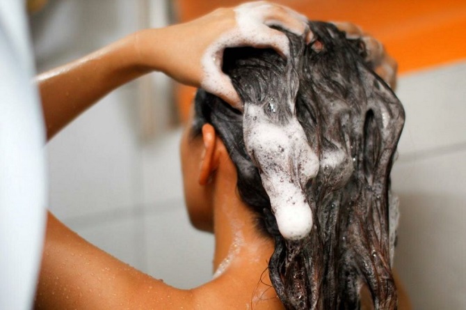 Зворотне миття волосся: кому воно підходить і в чому суть нового тренду у догляді за шевелюрою 2