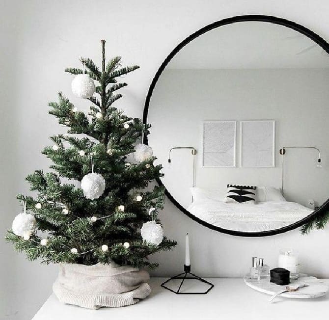 30 ideas how to decorate a small Christmas tree with your own hands 9