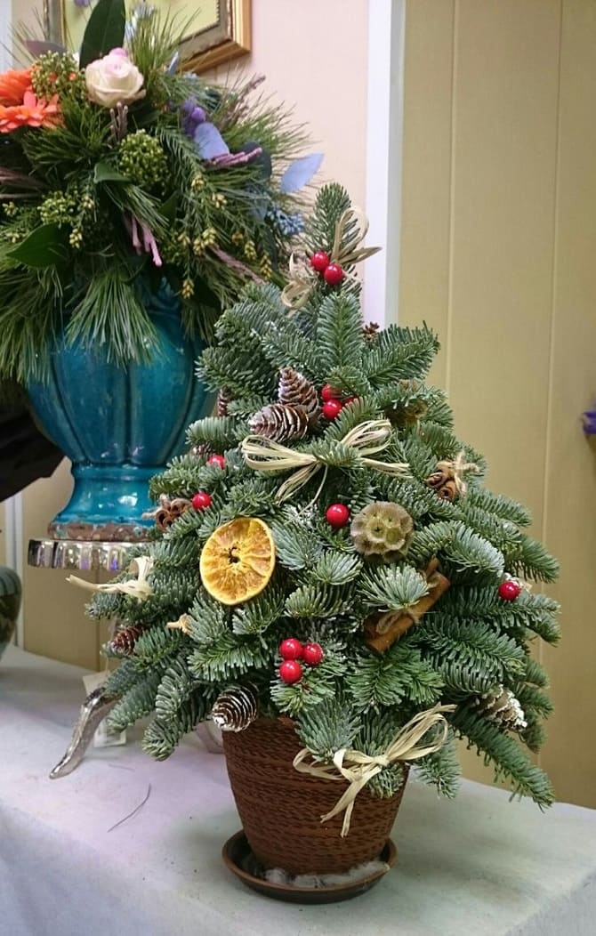 30 ideas how to decorate a small Christmas tree with your own hands 17