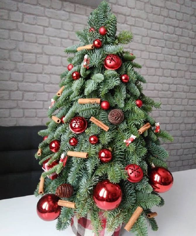 30 ideas how to decorate a small Christmas tree with your own hands 12