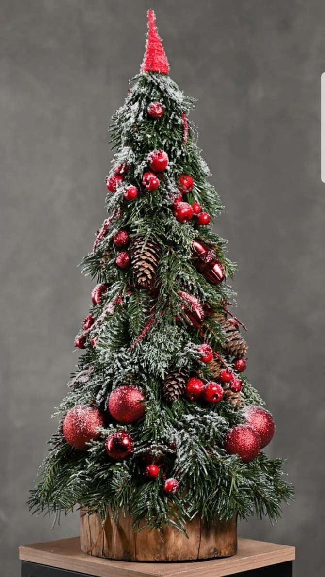 30 ideas how to decorate a small Christmas tree with your own hands 13
