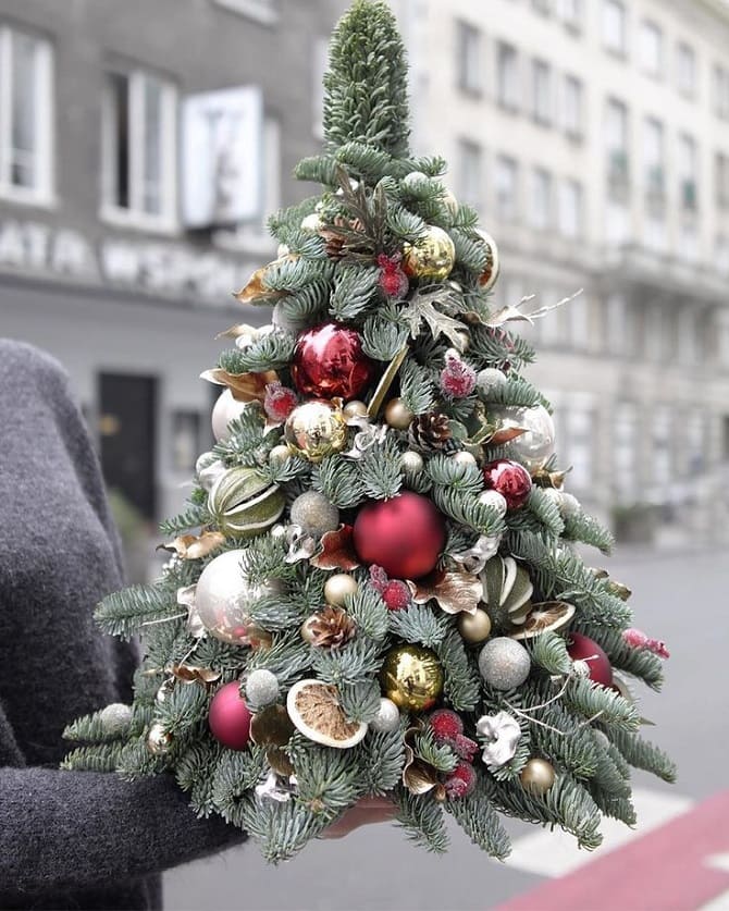 30 ideas how to decorate a small Christmas tree with your own hands 14