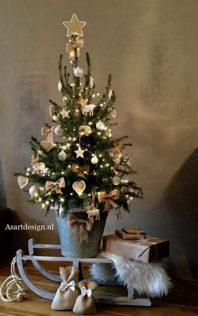30 ideas how to decorate a small Christmas tree with your own hands 1