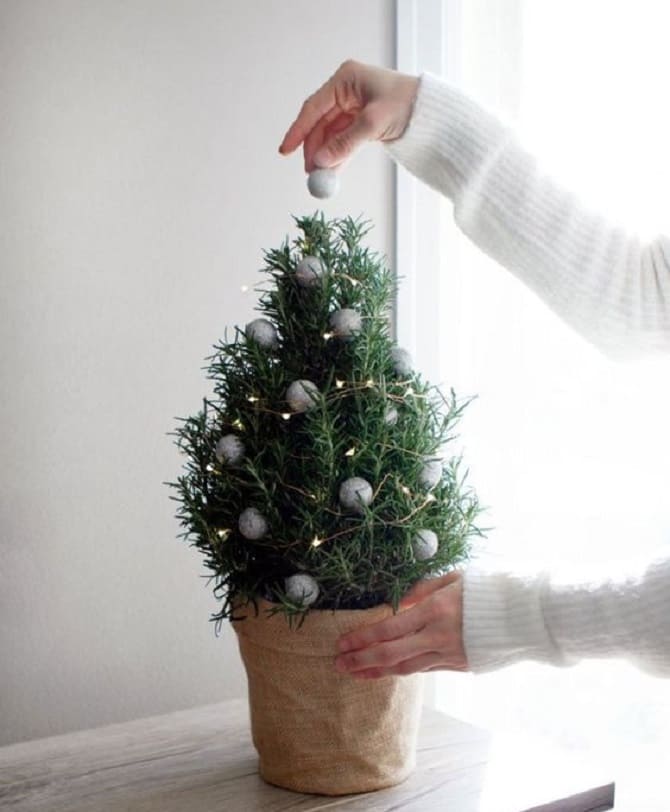 30 ideas how to decorate a small Christmas tree with your own hands 15