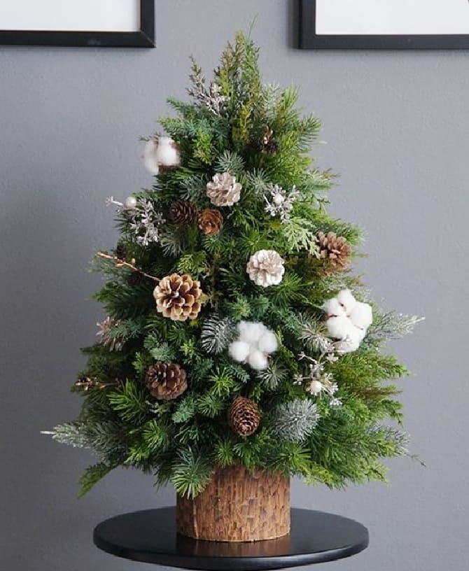 30 ideas how to decorate a small Christmas tree with your own hands 16
