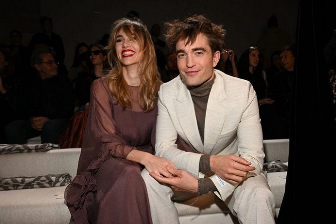 After four years of relationship, Robert Pattinson first appeared in public with his girlfriend 3