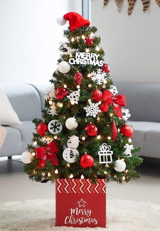 20+ ideas on how to decorate a Christmas tree in red 11