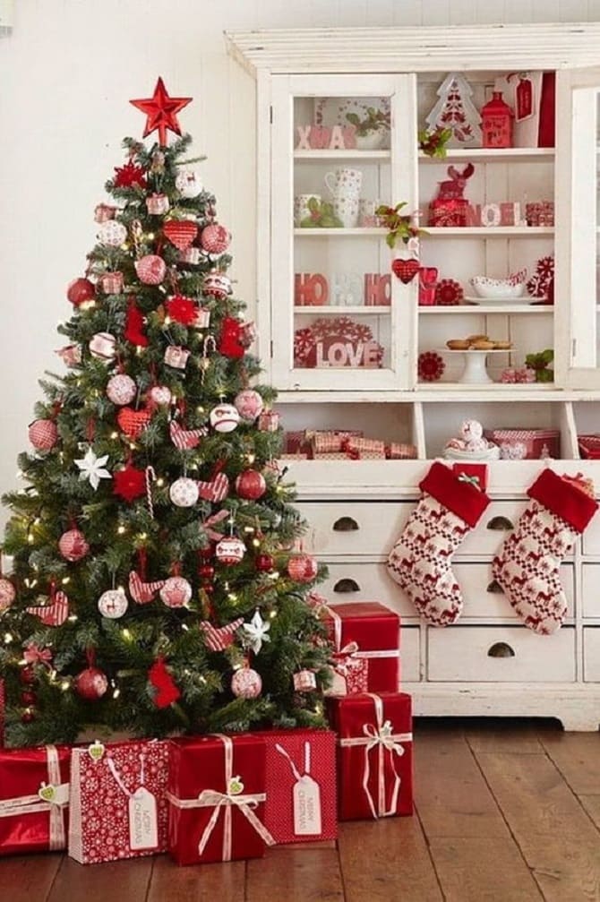 Über 20 Ideen, wie man einen Weihnachtsbaum in Rot schmückt 5