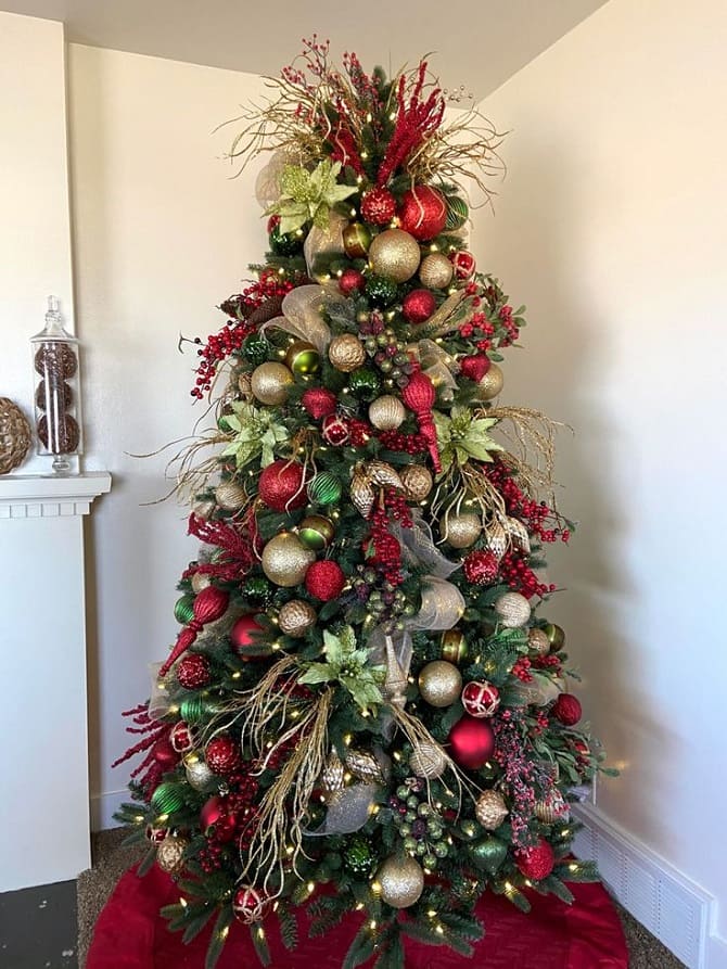 20+ ideas on how to decorate a Christmas tree in red 7