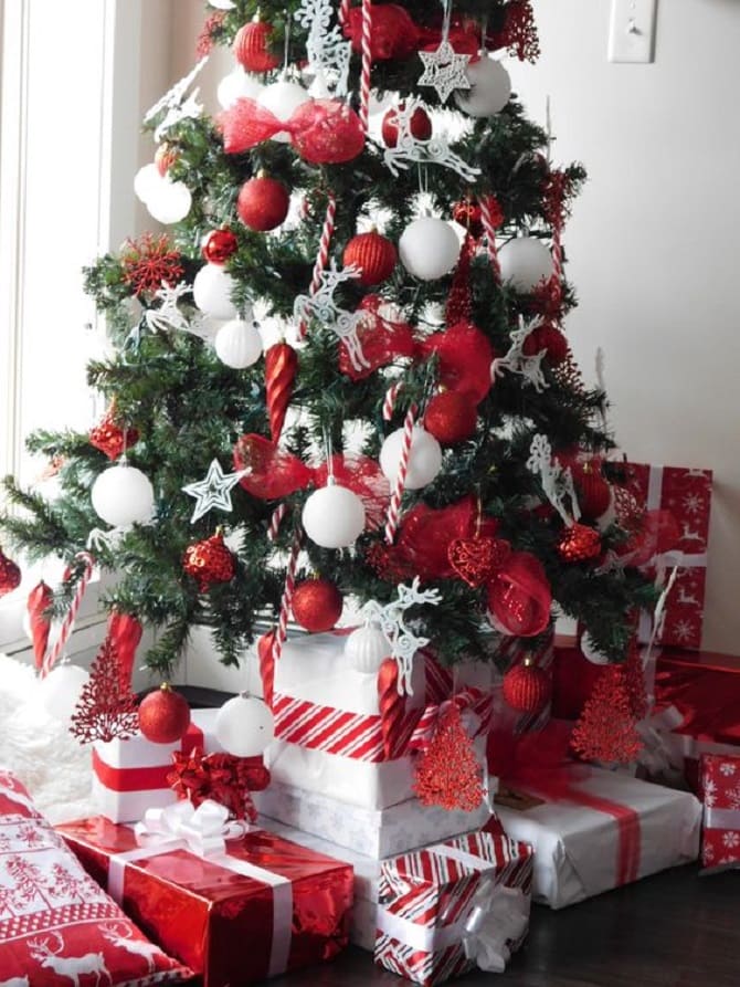 Über 20 Ideen, wie man einen Weihnachtsbaum in Rot schmückt 8