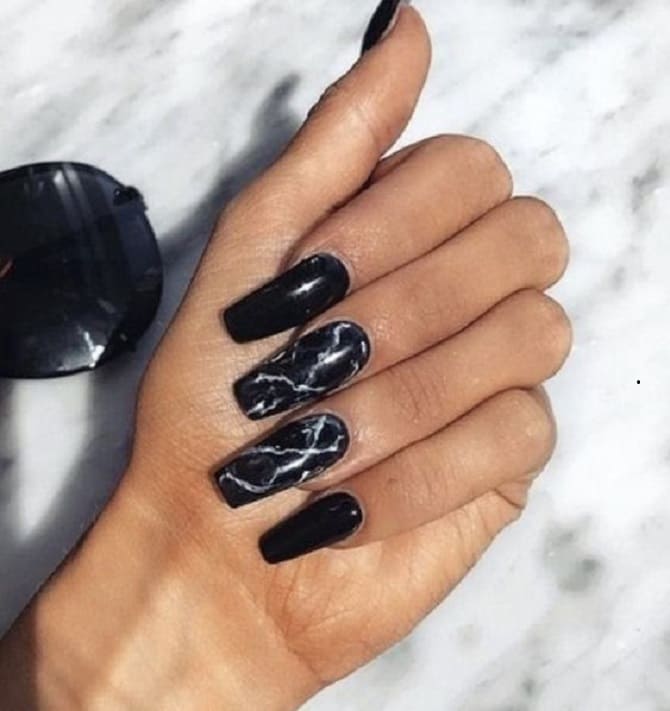 Maniküre im Stil von Wednesday Addams: Fotoideen für stilvolles Nageldesign 9