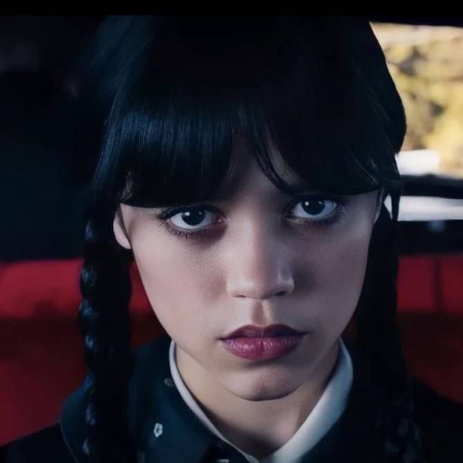 Weiches Goth-Make-up: Wie man weiches Goth-Make-up wie Wednesday Addams macht 5